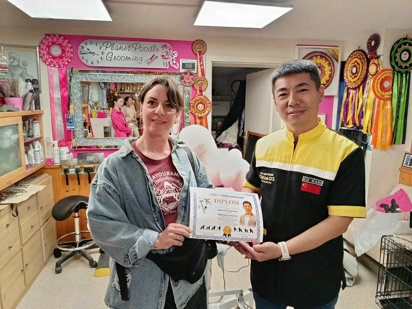 Anita mit ihrem Diplom bei der Fortbildung mit Kin Wang