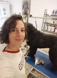 Anita, Inhaberin und Groomerin von 4 DIRTY DOGS, bei der Arbeit
